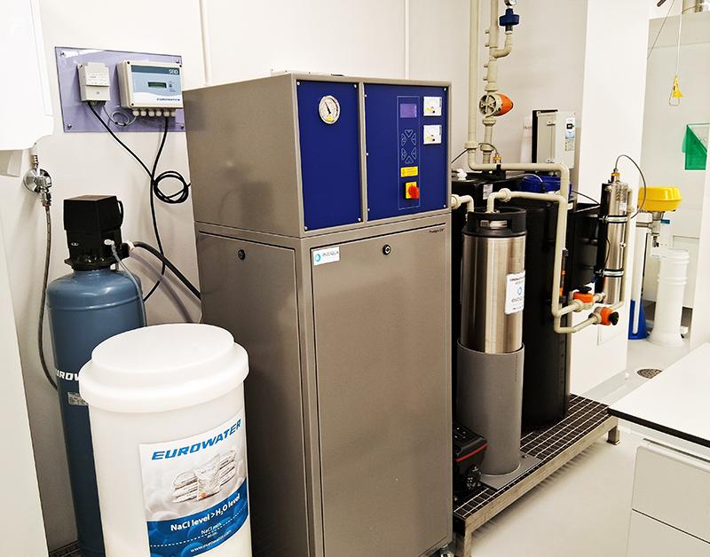 LUT-yliopiston laboratorioon toimitettu Hyxon ultrapuhdasvesijärjestelmä. Kuvassa näkyvät Evoqua Protegra RO EDI -laitteisto, vedenkäsittelykomponentit sekä järjestelmän putkisto tutkimus- ja analyysikäyttöön.